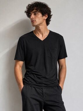 Hörst Black V-Neck Pocket Tee – Minimalist Soft Stretch T-Shirt